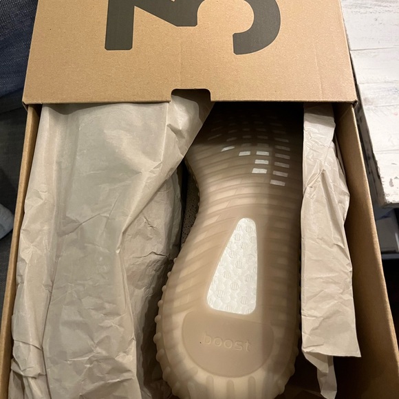 Yeezy 350 V2 - Picture 2 of 3